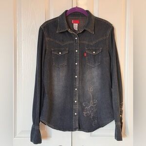 Vintage Levi's 4 Ever snap button shirt. Size L, fits more like S/M.